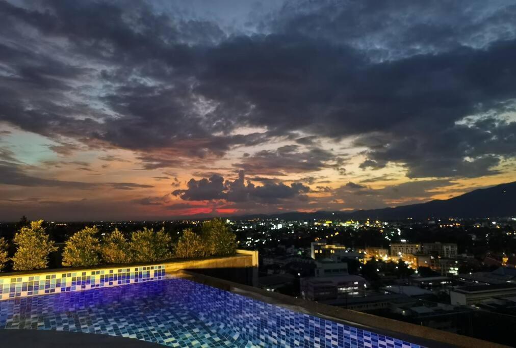 Modern Style Room With Sky Pool 古城边天际泳池公寓 Чиангмай Экстерьер фото