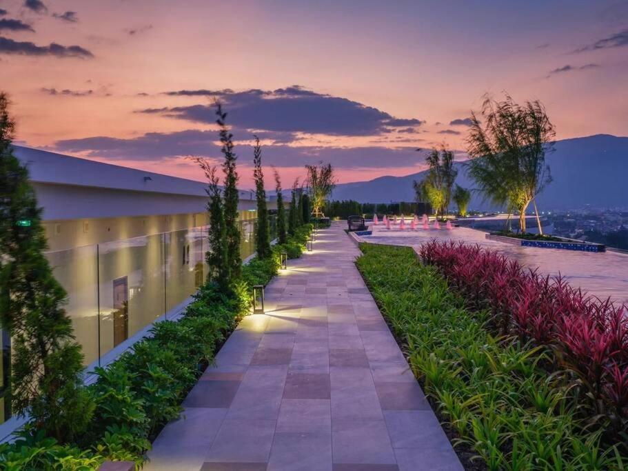 Modern Style Room With Sky Pool 古城边天际泳池公寓 Чиангмай Экстерьер фото
